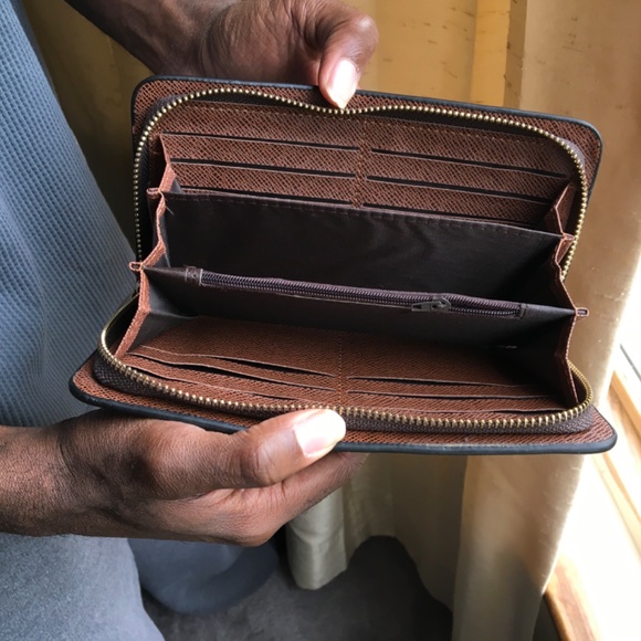 Travel Wallet - Picture 2 of 5